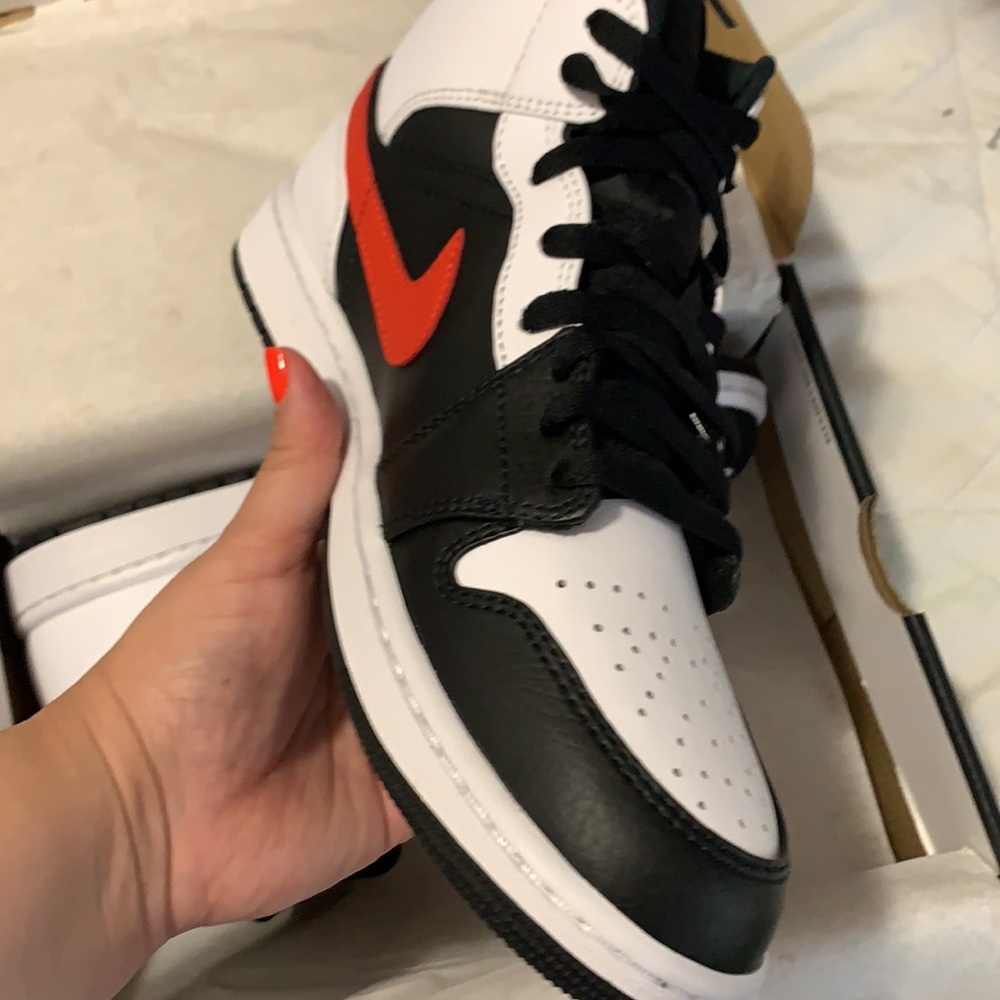 Jordan 1 Mid ❤️❤️❤️❤️ SOLD ❤️❤️❤️❤️ - Picture 3 of 6